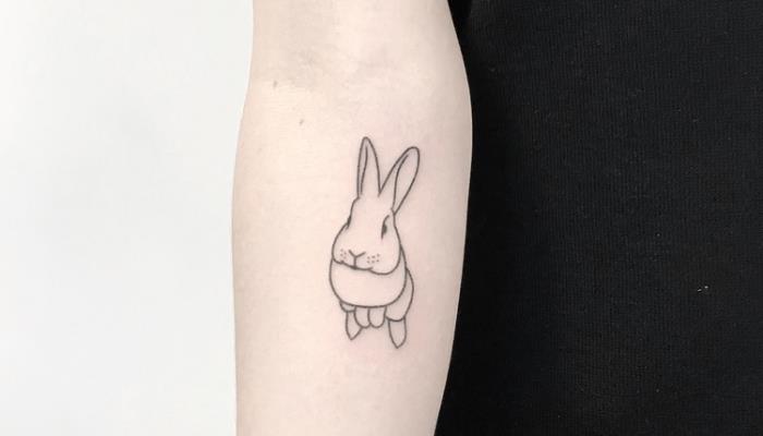 ideja za ultra srčkano risbo s črnilom, ki bo vgravirano na telo, body art model z živalskimi motivi s tetoviranjem zajca