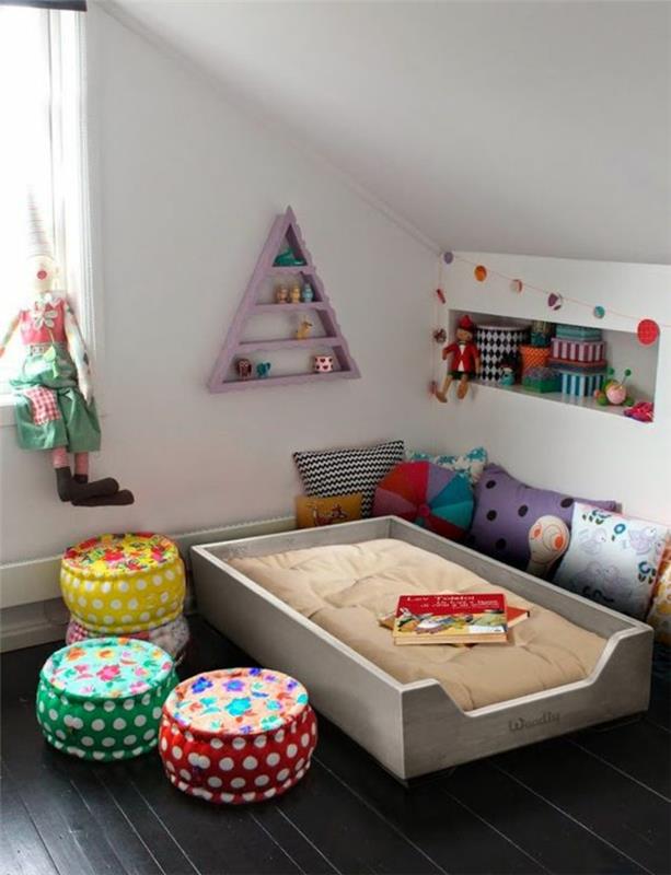 spalnica montessori, postelja montessori, otroška kabinska postelja, podstrešna soba, veliko okno s klovnom v pisanih tkaninah velike velikosti