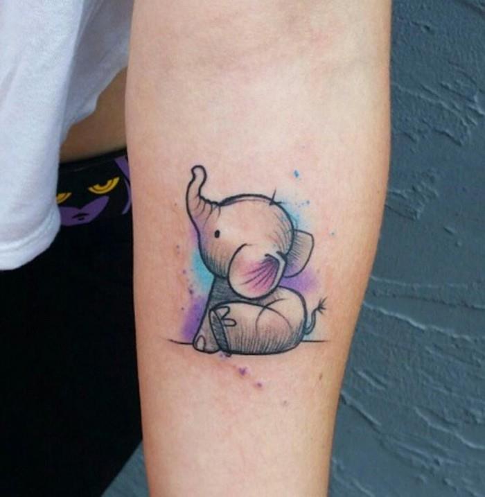 majhen pisani slon, tetoviran na podlakti, majhna simpatična tetovaža, simbol sreče in sreče