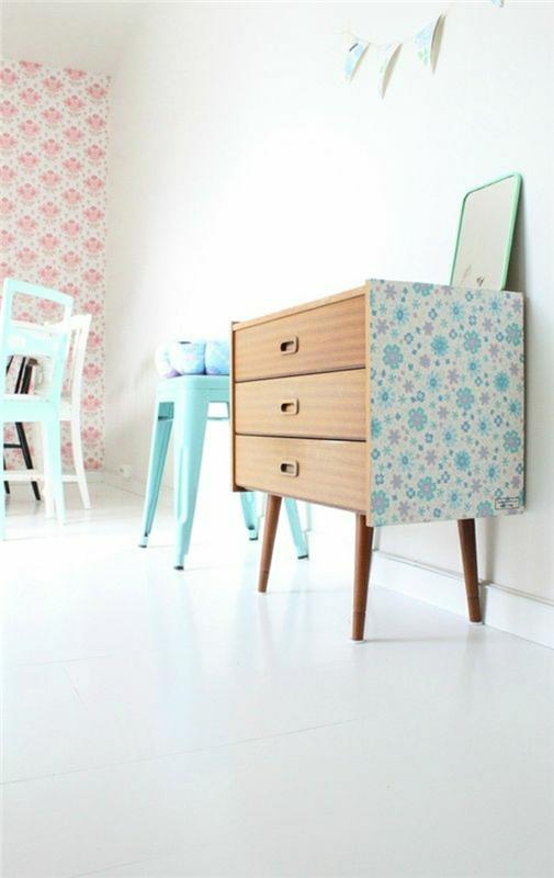 majhen-lesen-pohištvo-modro-plastični-stol-bela-roza-stena-otroška soba