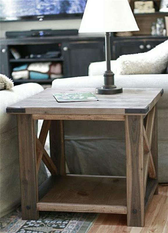 majhno-leseno-pohištvo-dnevna soba-parket-tla-obarvano-preproga-bela-svetilka-