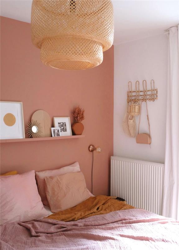 mažos saulės veidrodžio tapybos milteliai rožinė terakotos spalvos patalynė garstyčių geltonos spalvos derinys interjero dekoravimas miegamasis