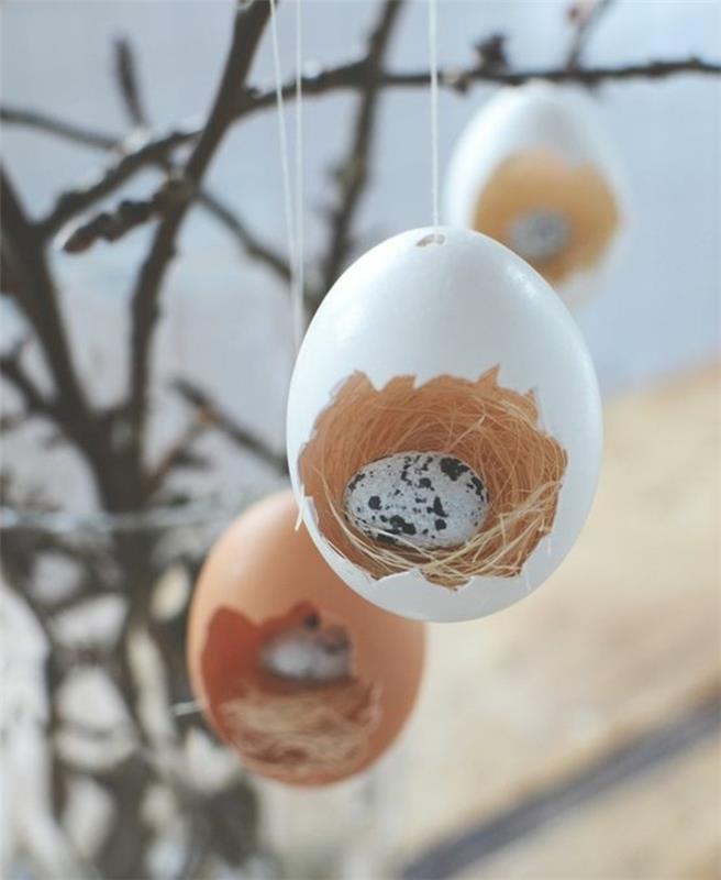 yumurta kabuğu, saman ve içindeki küçük yumurtadan yapılmış minyatür kuş yuvası, dekorasyon fikri, el işi paskalya etkinliği