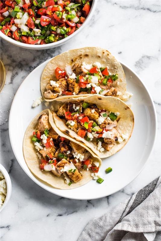 tortiljini zavitki s piščancem, paradižnikom, zeleno papriko, rdečo čebulo in sirom feta, domači piščančji tacos