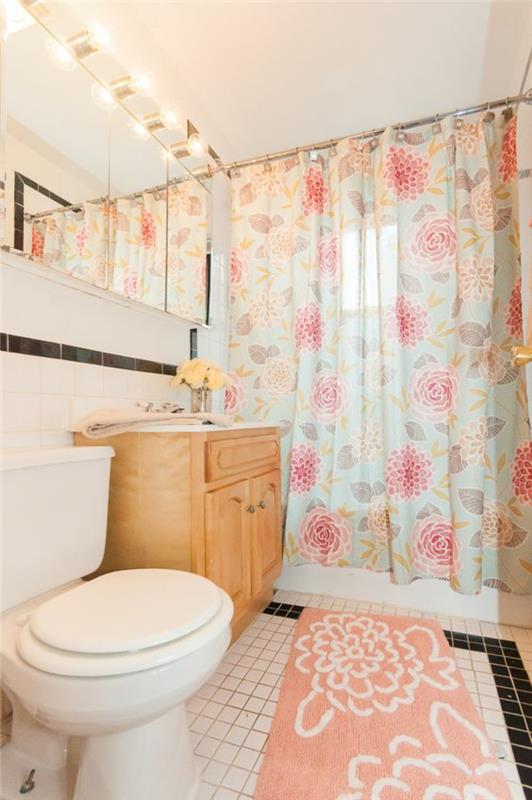 zelo majhna kopalnica z zavesami za kad in preprogo s koralnimi cvetovi