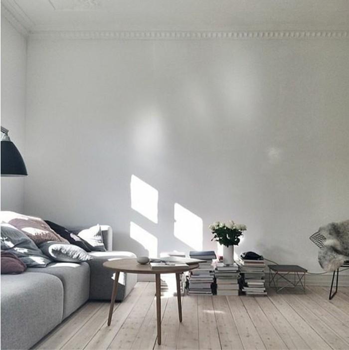 majhna dnevna soba-svetlo-leseno-tla-siva-kavč-dnevna soba-pohištvo-bele stene