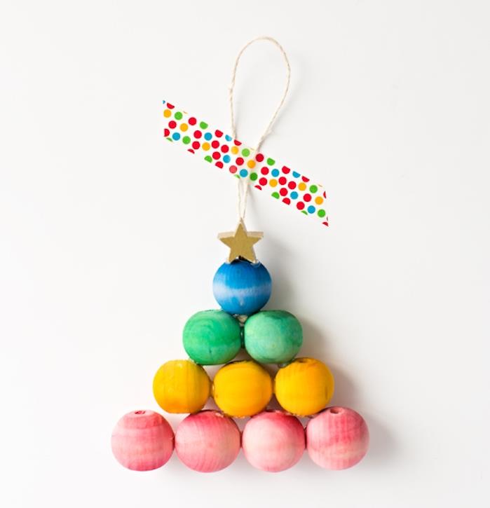 Kalėdų eglutė iš spalvotų medinių karoliukų su dekoratyvine žvaigždute viršuje, mažas „pasidaryk pats“ kalėdinis ornamentas, kurį lengva padaryti