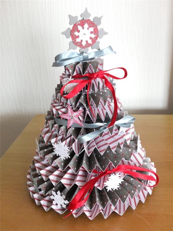 birleştirilmiş baskılı karton rozetlerden yapılmış mini karton Noel ağacı