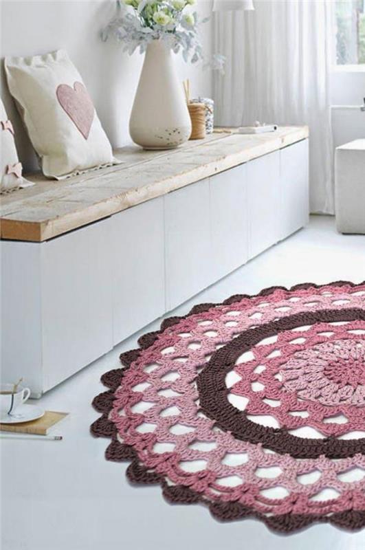mažas apvalus kilimas-suoliukas ir nėrimo kilimas-rožinis