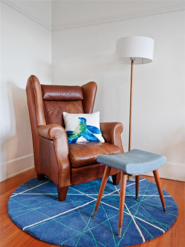 mažas apvalus kilimas-gražus-mėlynas-kilimėlis-vintažinis fotelis