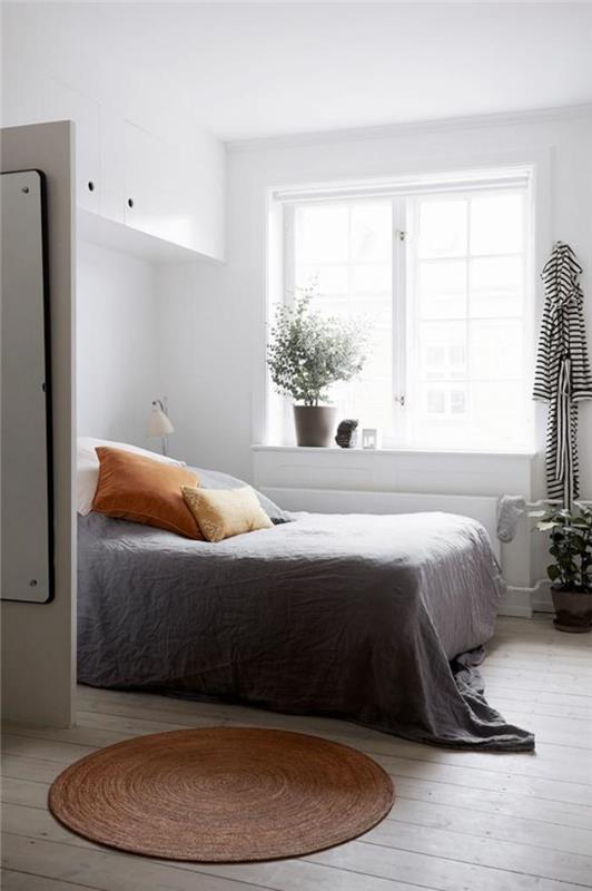 mažas apvalus kilimas-šviesus miegamasis