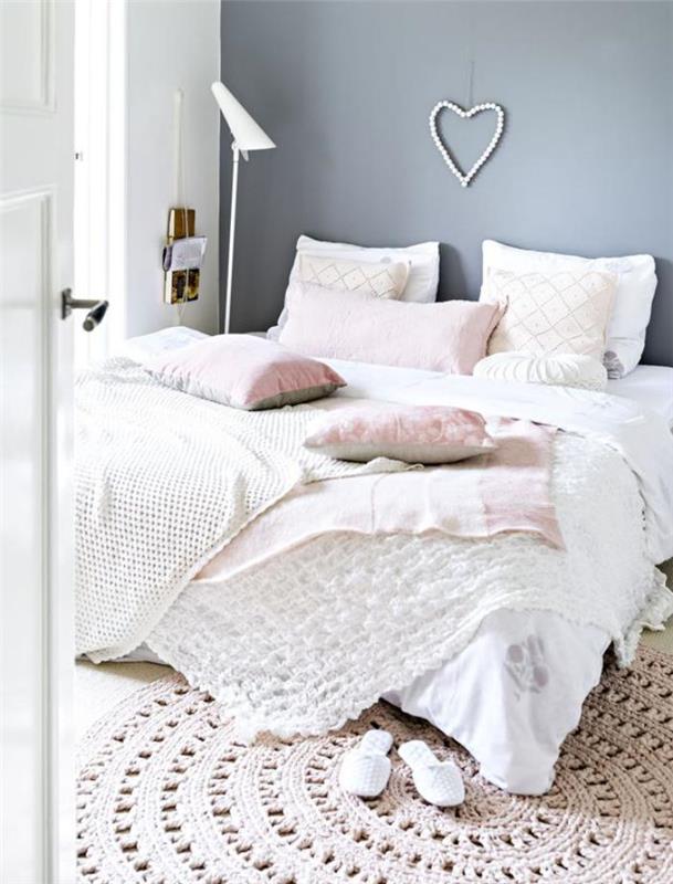 mažas apvalus kilimas-dizainas-jaukus-miegamajam