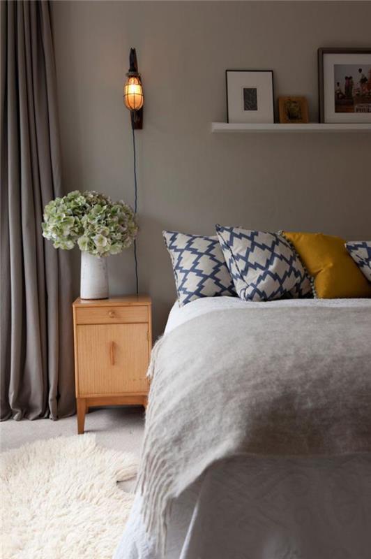 mažas apvalus kilimas-klajoklis-lempa ir dvigulė lova