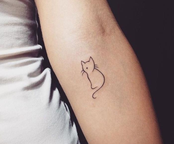 majhna tetovaža ženska mačka silhueta mucka roka ideja tattoo diskretna