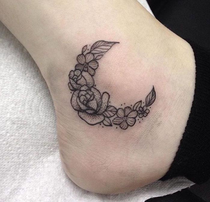 inspirirajte tetoviranje gojenja cvetov na stopalu ali tetovažo na gležnju