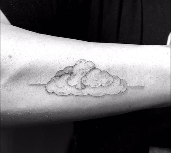 paprasta idėja debesies tatuiruotė dilbis vyras su diskrečiu šešėliavimu