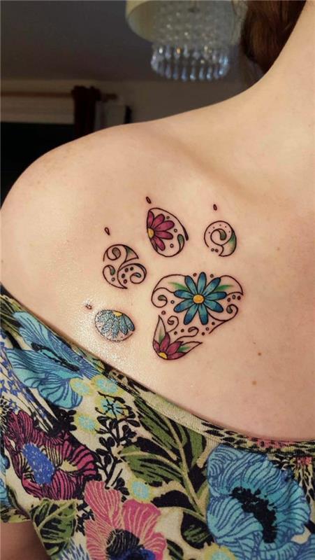 majhna tetovaža, tetovaža na rami, cvetlični dizajn, večbarvna cvetlična obleka