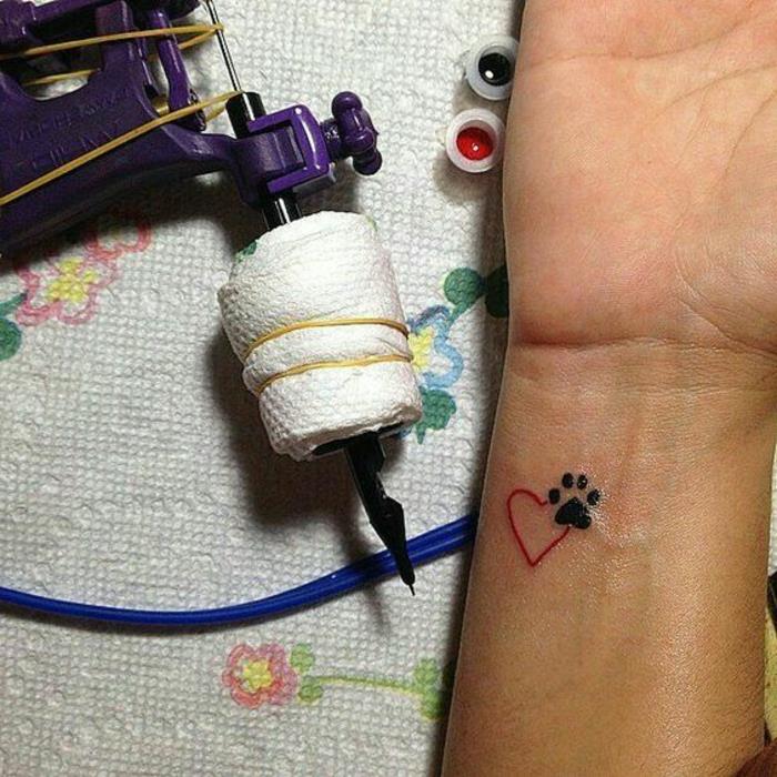 majhna tetovaža, črna mačja šapa in rdeče srce, stilizirana tetovaža
