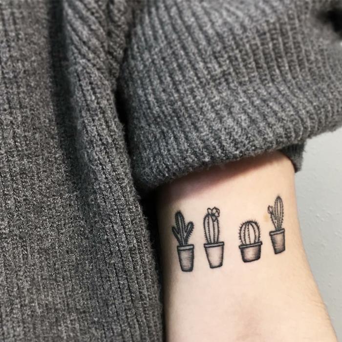 maža diskretiška tatuiruotė, moteriškos rankos tatuiruotė, keli kaktusai vazonuose, mažos tatuiruotės