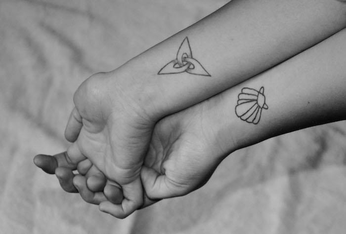 simbolinė tatuiruotė geriausiems draugams, rašalo piešimas ant moterų riešų