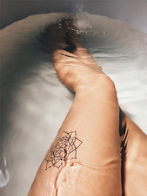 geometrik dövme, mürekkebe çizilmiş kadın bacakları, çiçek mandala tasarımlı kadınlar için dövme