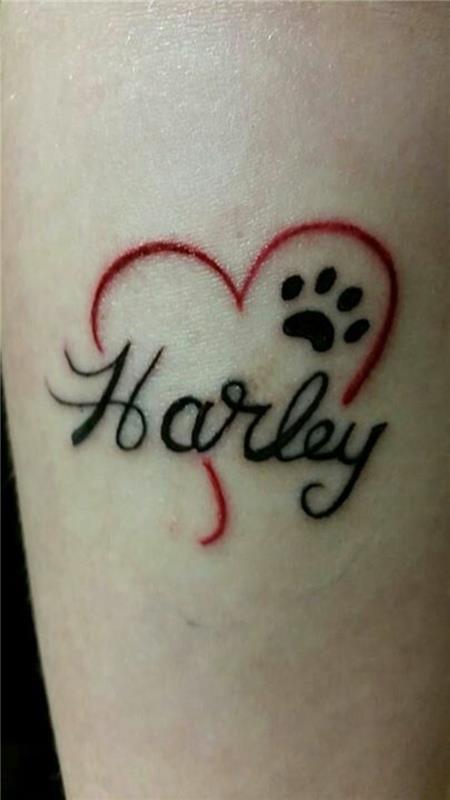 majhna ženska tetovaža, rdeče srce, črna taca in tetovirano ime