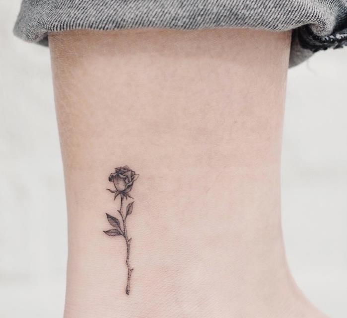 primer body arta v minimalističnem duhu z dizajnom s cvetličnimi motivi, majhna vrtnica, tetovirana na gležnju