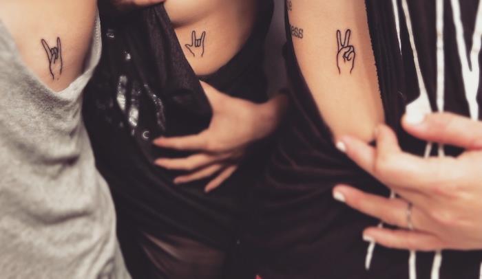ženska tetovaža, oblikovanje znakov shaka na koži, bela manikura, prstan za ženske