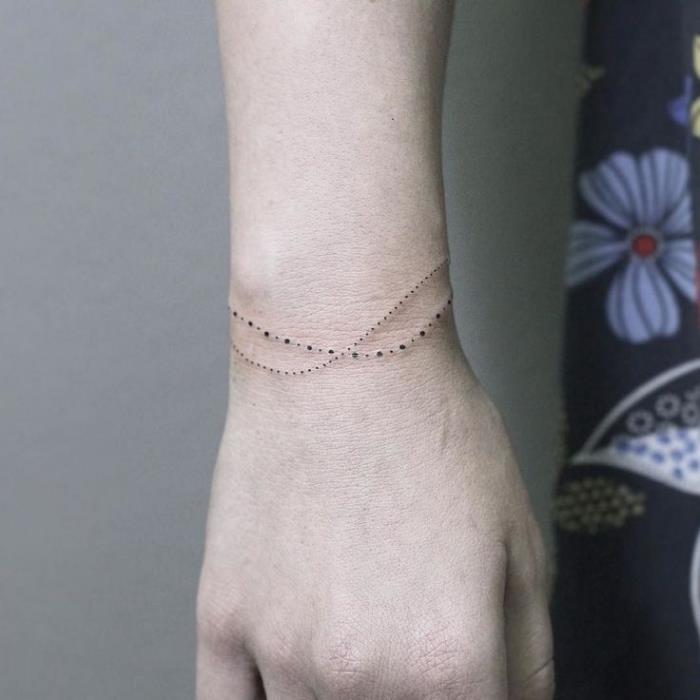 imitacija šablone za tetovaže draguljev za žensko telo, primer risbe s črnilom v obliki biserne zapestnice