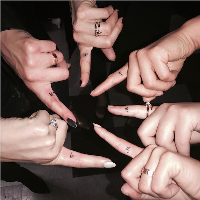 tatoo prijateljstva za dekleta, črno -bela manikura, ženski prsti s tetovažo z malimi črkami