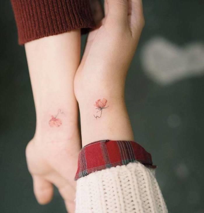 tatuiruotės dizainas, gėlių raštas ant odos, maža minimalistinė tatuiruotė ant riešo