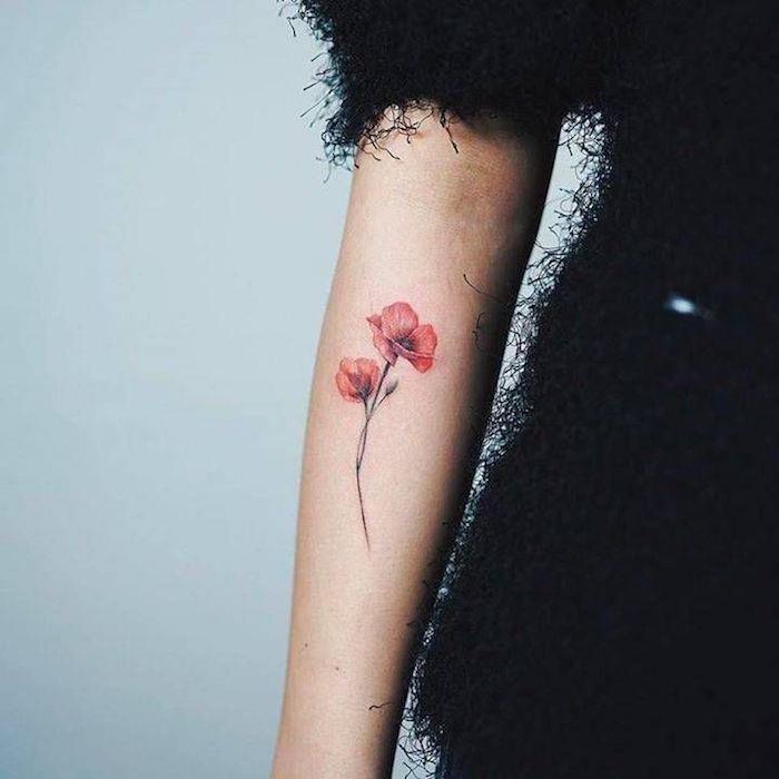 Gerçekçi kabartma haşhaş çiçeği dövmesi kolunda gül