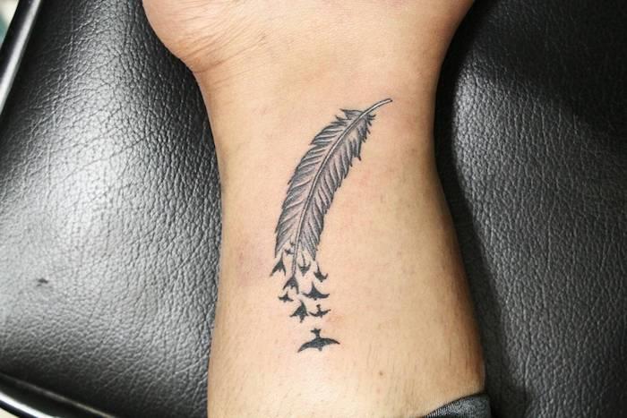 erkek dövmesi, siyah deri yüzey, cilt üzerine mürekkep çizimi, uçan kuşlar ile tüy desenleri