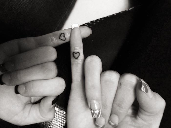 geriausio draugo tatuiruotė, mažas rašalo piešinys su širdies raštu ant pirštų, merginos tatuiruotė