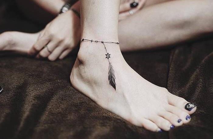 diskretiška tatuiruotė, rašalo dizaino imitacijos kulkšnis su plunksna, juodas manikiūras ant ilgų nagų