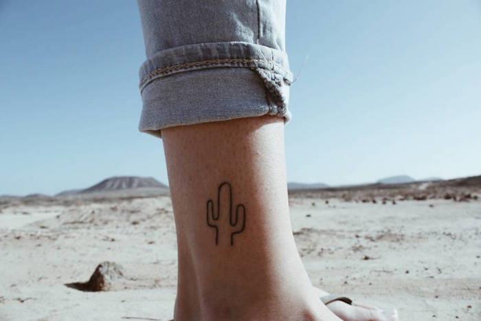 Minimalistične ideje tetovaže kaktusa na nogi