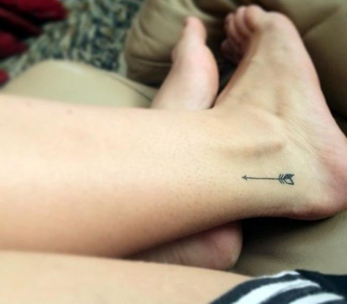 ideja za majhno diskretno tetovažo puščice na navdih tetovaže stopal