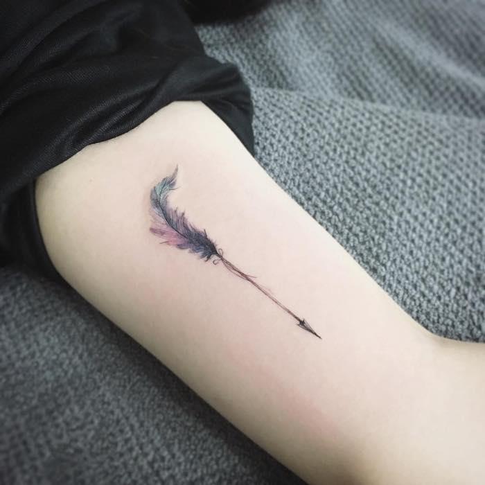 diskretiška tatuiruotė ant rankos, rašalo piešimas ant odos, spalvota plunksnų tatuiruotė