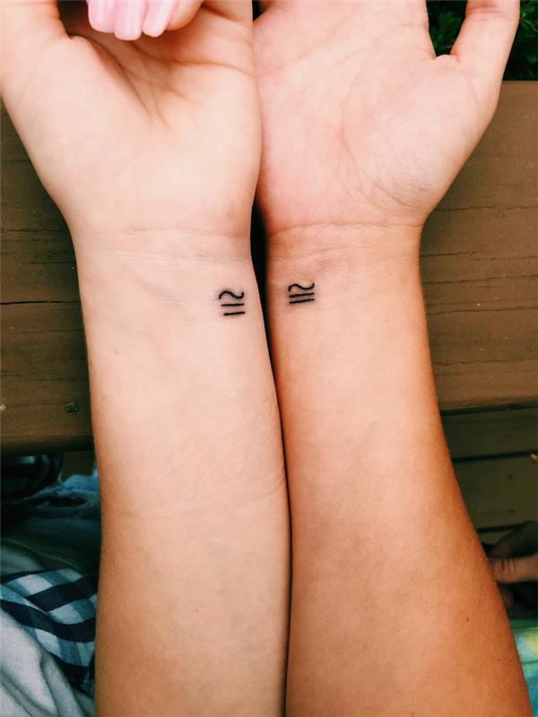 įprasta geriausio draugo tatuiruotė, mažas rašalo simbolis ant riešų su draugystės dizainu