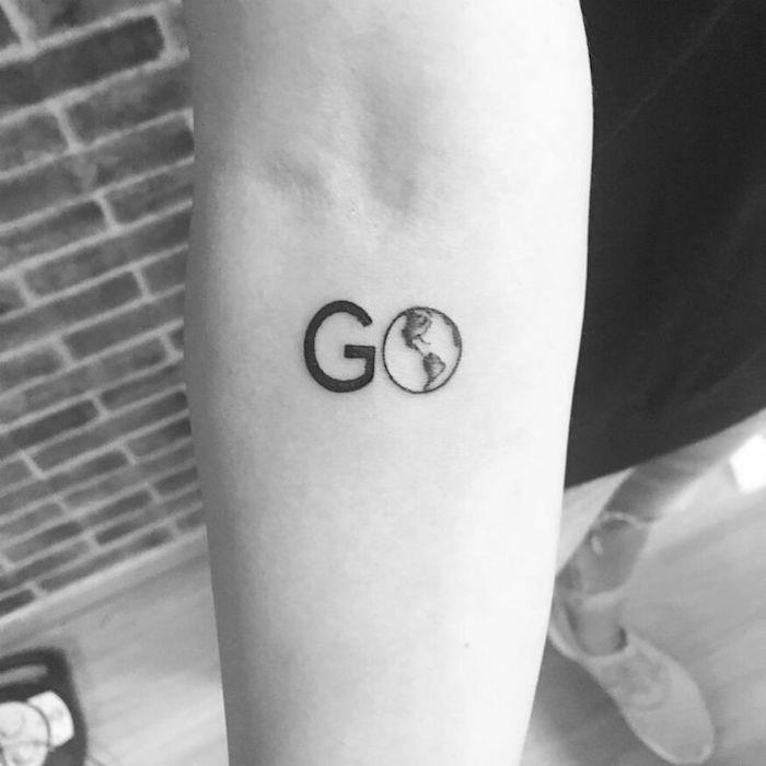 tatuiruokitės su maža žemės planetos dilbiu