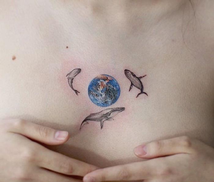 maža žemės tatuiruotė spalvomis ir banginiais