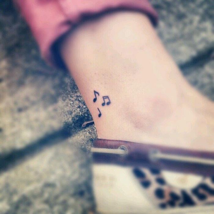 Treble clef tatuiruotė kulkšnis pažymi muzikos tatuiruotės pėdą
