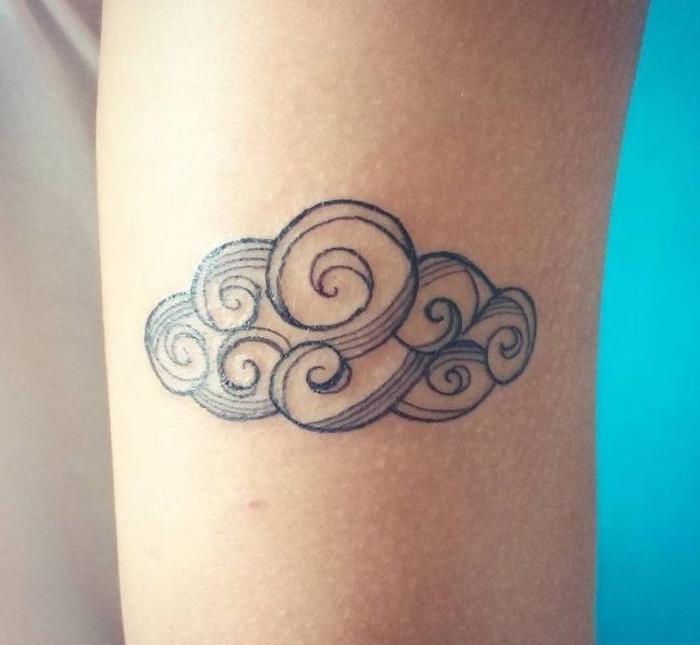 Mažos debesies tatuiruotės ant alkūnės moters puikių bruožų