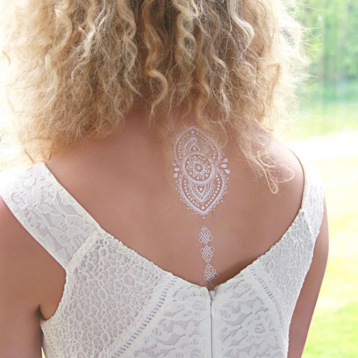 trumpalaikės tatuiruotės ant nugaros pavyzdys, baltos spalvos bohemiškos tatuiruotės šablonas su geometriniais raštais ant nugaros