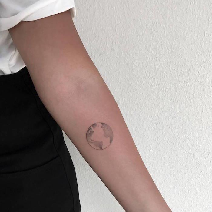 diskretiškos planetos tatuiruotės idėja ant žemės rankos