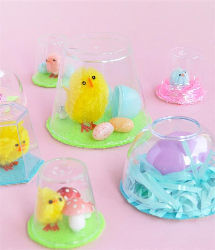 keçe tabanlı küçük teraryum dekorasyonu, plastik bardak, dekoratif oyuncak civciv, dekoratif yumurta ve mantar