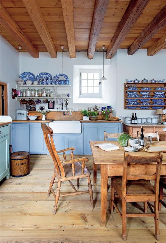 majhna stenska omara, strop, tramovi, stoli in miza, lesena jedilnica fasada kuhinja modre barve bele stene