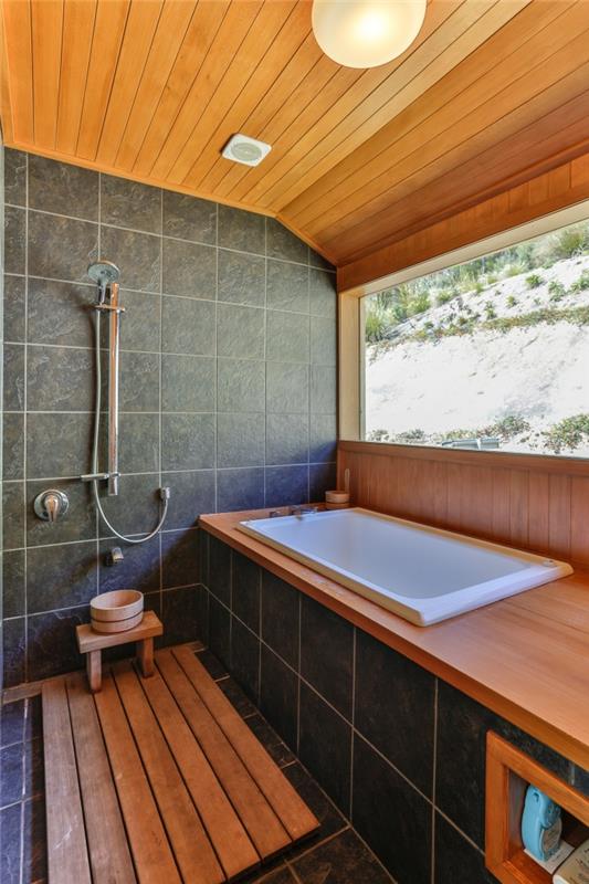 medžio ir pilkos spalvos vonios kambario dizainas, vonios kambario išdėstymas su maža vonia ir dušu, medinės vonios kilimėlio modelis