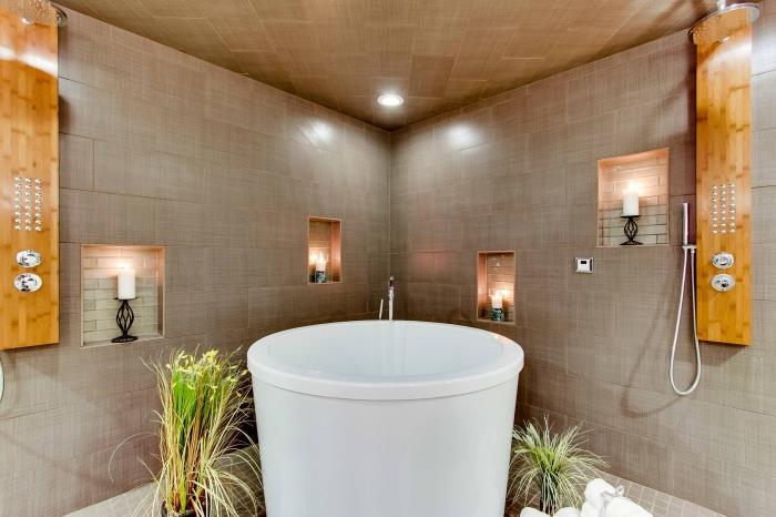 „Zen“ vonios kambarys dekoruotas neutraliomis spalvomis su medžio akcentais, vonios kambario išdėstymas su maža balta vonia