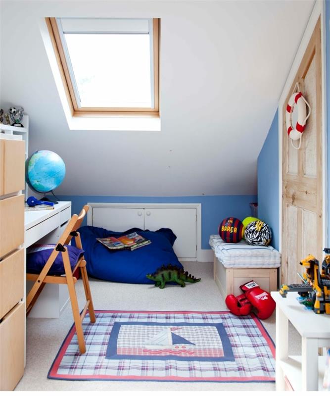 modro -bela postavitev spalnice, majhna bela pisalna miza, spalnica za mornarsko temo, rokavice iz rdečih škatel